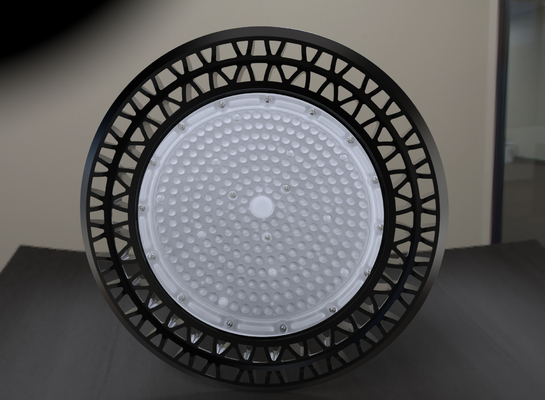 Ελαφρύς 200W των θερμών άσπρων οδηγήσεων UFO ο υψηλός γερός κύβος κόλπων πέταξε τη συσκευή φωτισμού αργιλίου